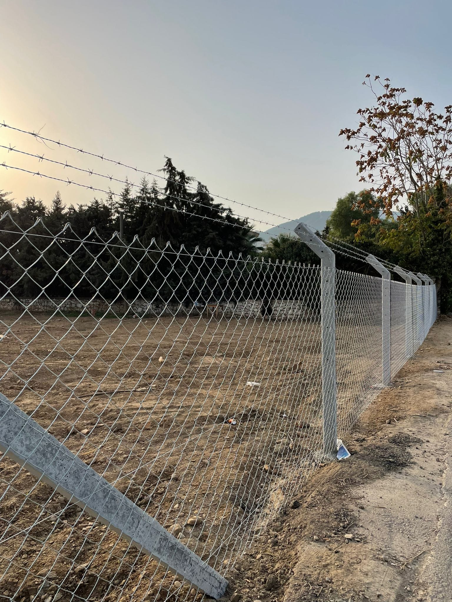 Güvenlik Çiti, Koruma Teli, Çit Teli, Tel Bariyer, Galvanizli Tel, Paslanmaz Tel, Jiletli Tel, Endüstriyel Çit, Çiftlik Çiti, Askeri Çit, Sınır Güvenliği, Koruma Bariyeri, Tel Engeli, Güvenlik Duvarı, Dayanıklı Tel